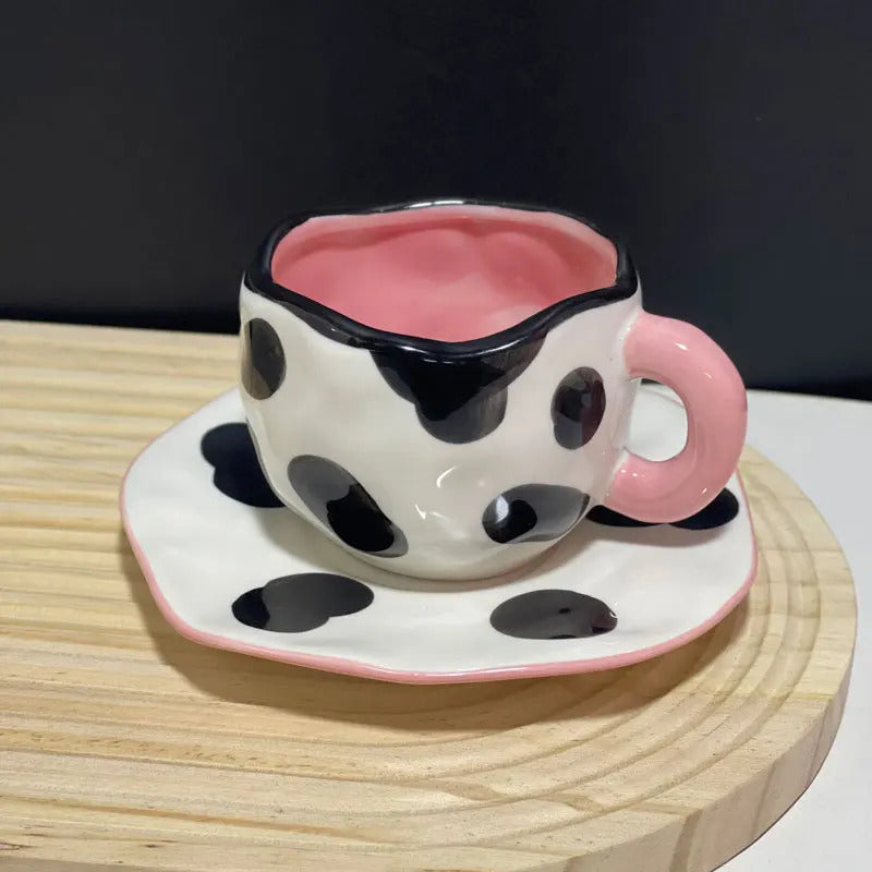 手描きの青い空と白い雲のコーヒーマグ