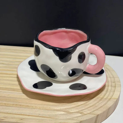 手描きの青い空と白い雲のコーヒーマグ