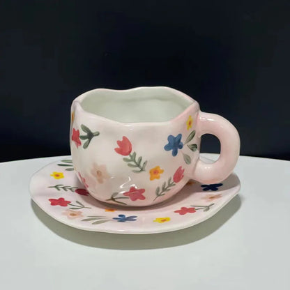 手描きの青い空と白い雲のコーヒーマグ