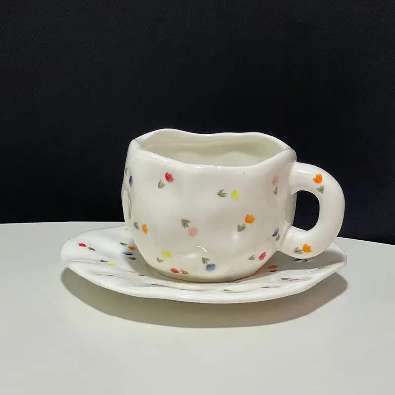手描きの青い空と白い雲のコーヒーマグ