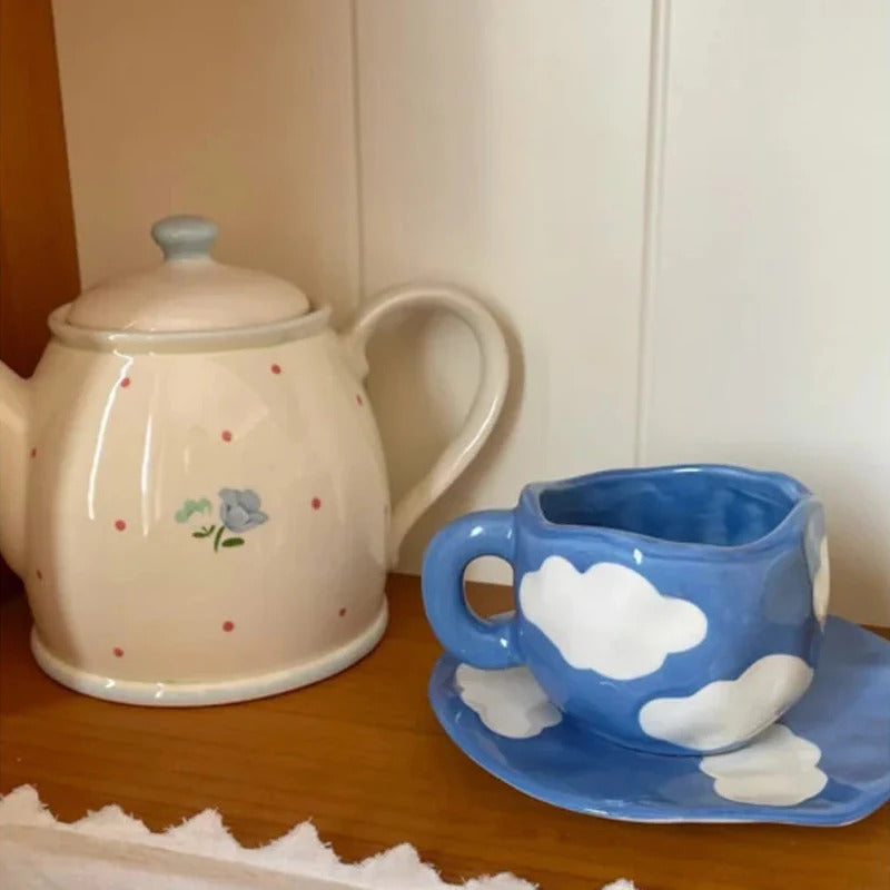 手描きの青い空と白い雲のコーヒーマグ