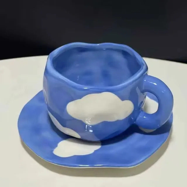 手描きの青い空と白い雲のコーヒーマグ