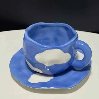 手描きの青い空と白い雲のコーヒーマグ