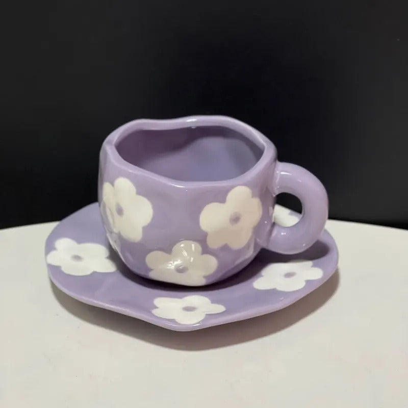 手描きの青い空と白い雲のコーヒーマグ