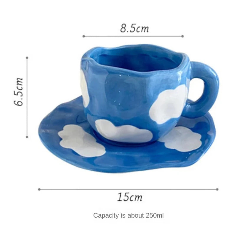 手描きの青い空と白い雲のコーヒーマグ