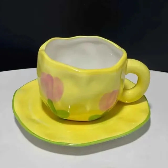 手描きの青い空と白い雲のコーヒーマグ
