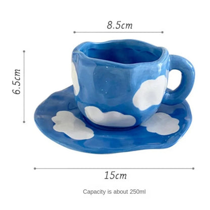 手描きの青い空と白い雲のコーヒーマグ