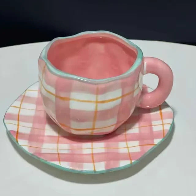手描きの青い空と白い雲のコーヒーマグ