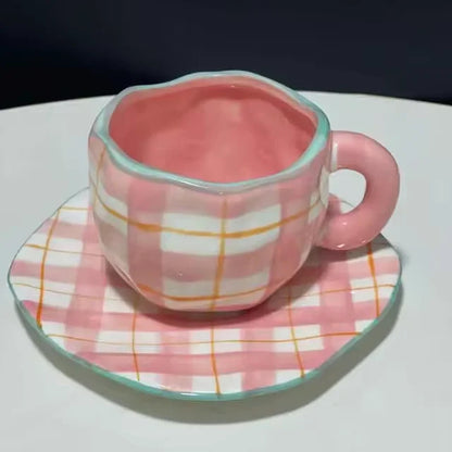 手描きの青い空と白い雲のコーヒーマグ