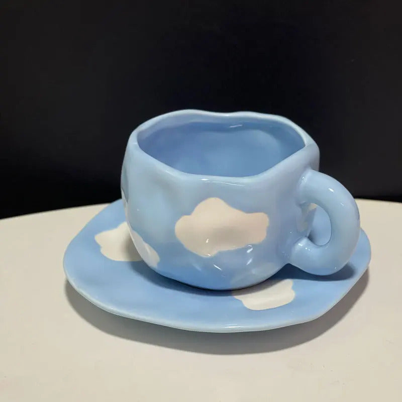 手描きの青い空と白い雲のコーヒーマグ
