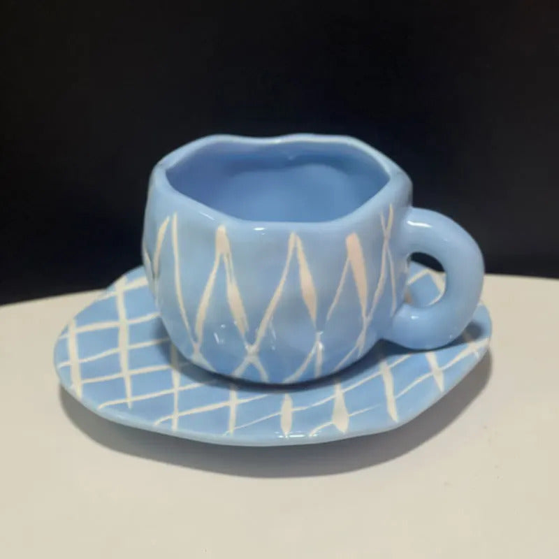 手描きの青い空と白い雲のコーヒーマグ