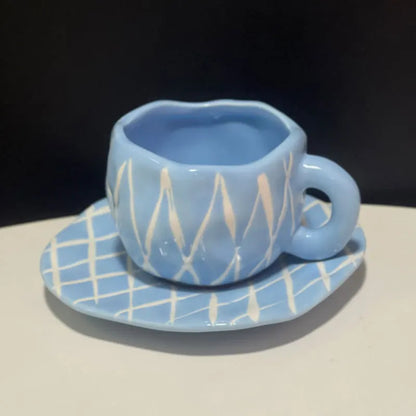 手描きの青い空と白い雲のコーヒーマグ
