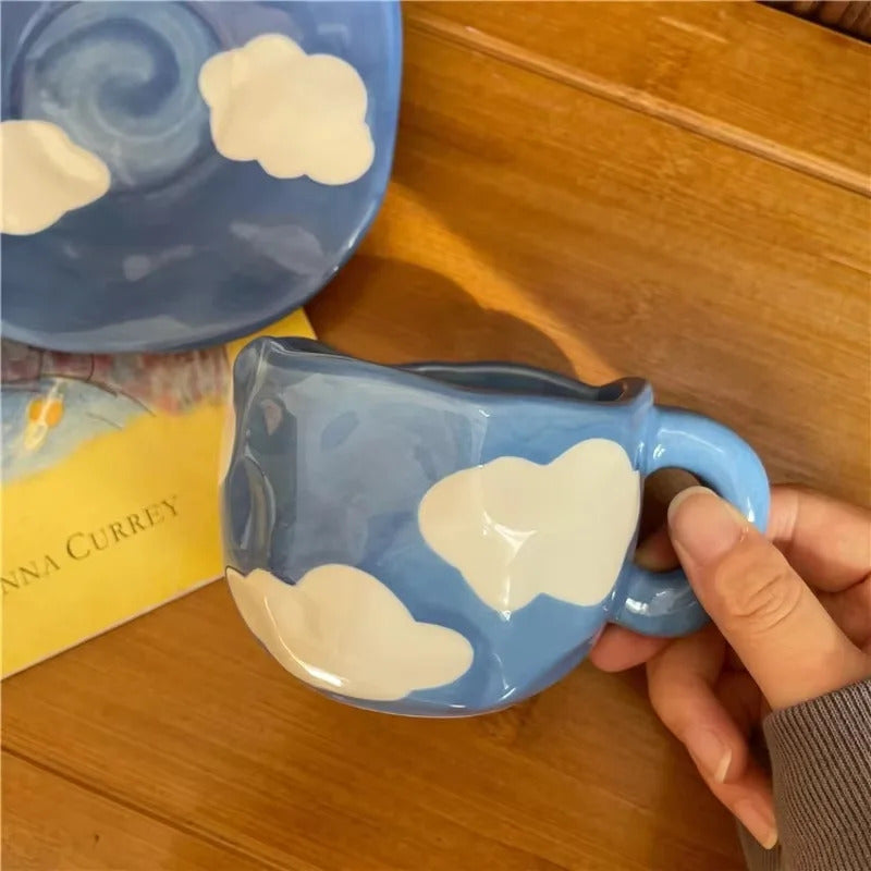 手描きの青い空と白い雲のコーヒーマグ